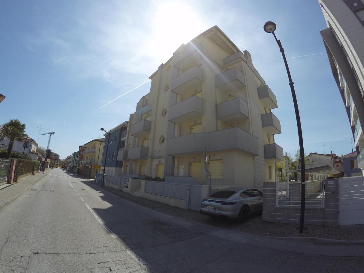 Appartamento Trilocale Attico Zona Centro Caorle Esterno foto