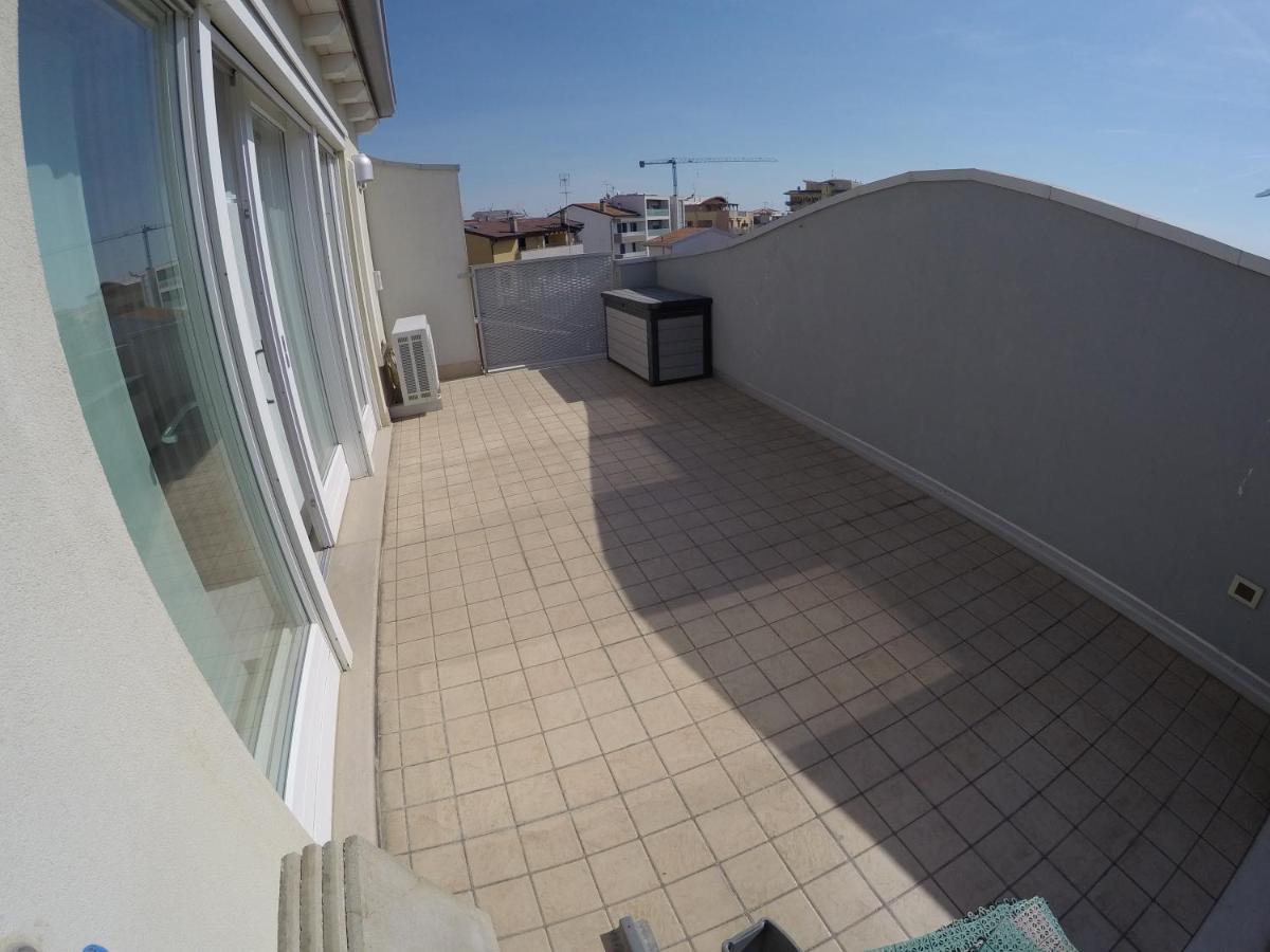 Appartamento Trilocale Attico Zona Centro Caorle Esterno foto